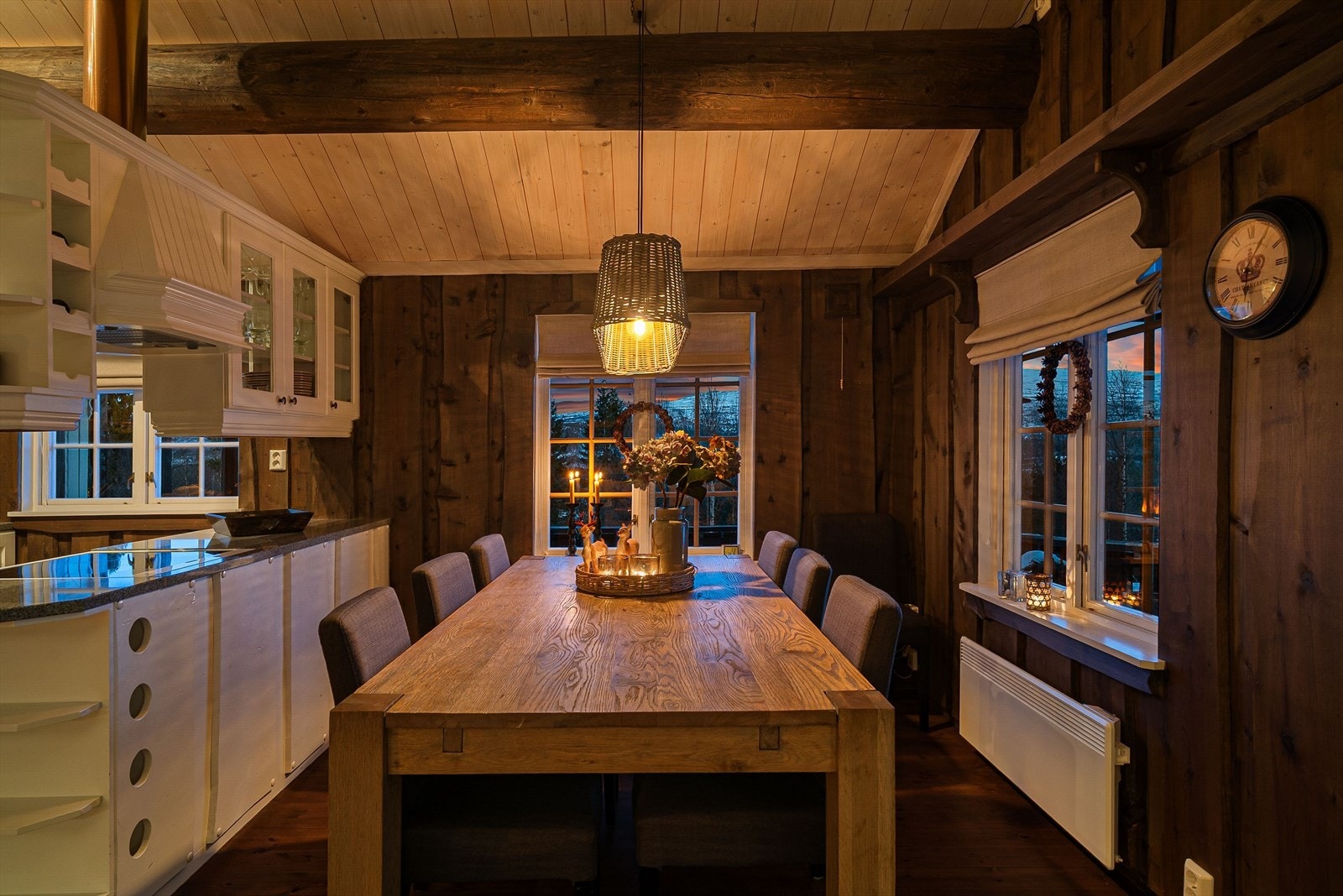 Her kan man tilbringe rolige stunder med bok, kaffe og utsikt, eller livlige kvelder med brettspill og samtaler. Galleribilde