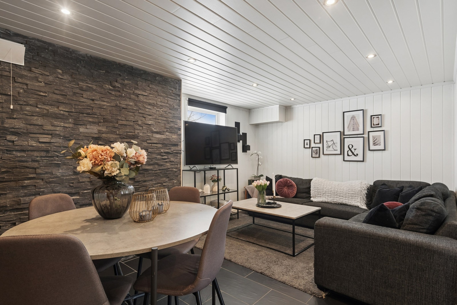 Stue i kjelleretasjen. Galleribilde