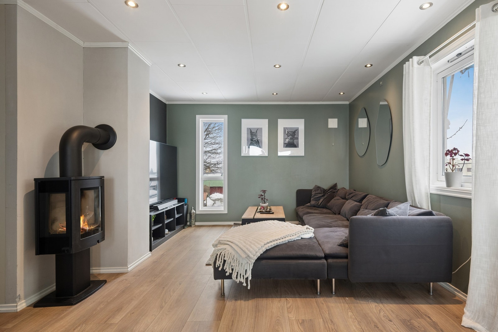 Stue i 1. etasje med moderen og tiltalende overflater. Galleribilde