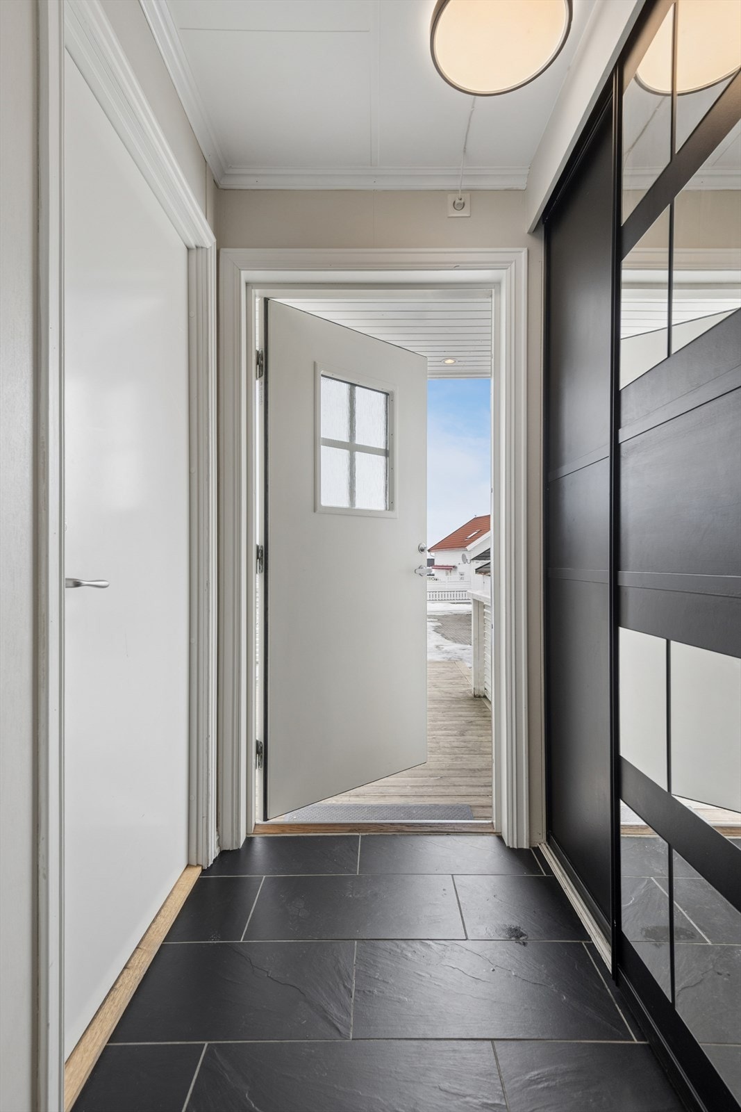 Entré i 1. etasje med adkomst til kjelleretasjen til venstre i bildet. Galleribilde