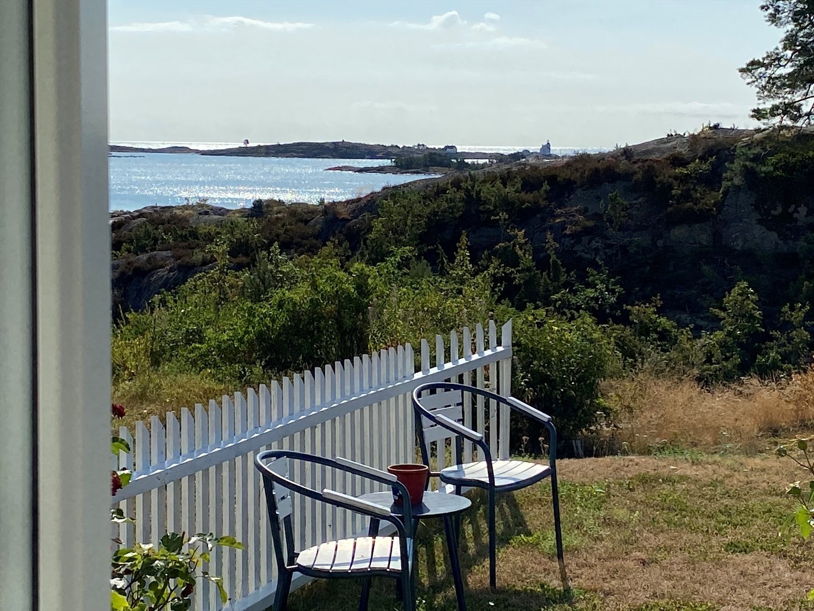 Havet i horisonten og Lyngørfjorden tett ved, skaper sørlandsstemning. Galleribilde