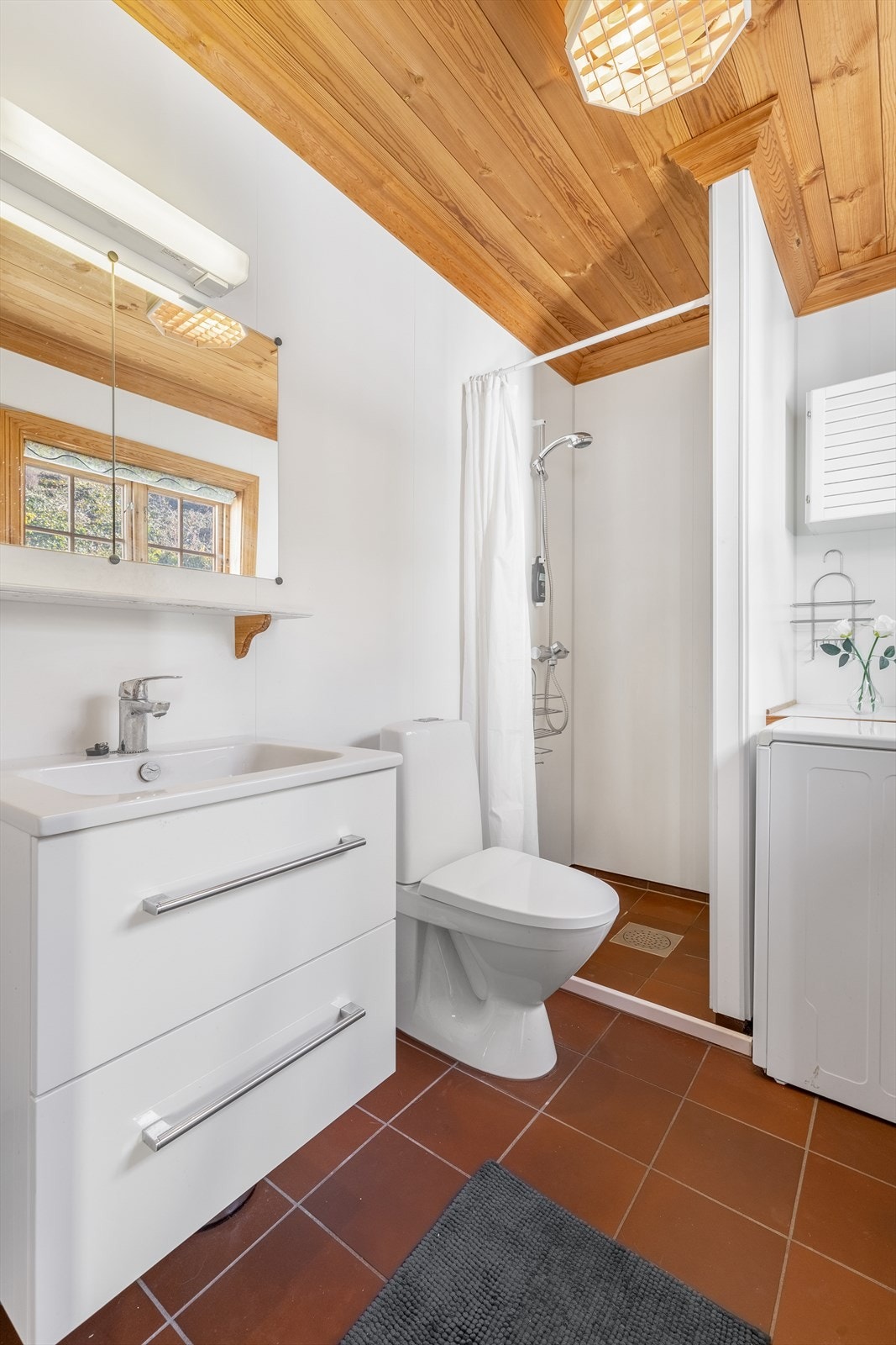 Badet, som også fungerer som vaskerom, inneholder dusj, vask og toalett, og har klargjort opplegg for vaskemaskin. Galleribilde