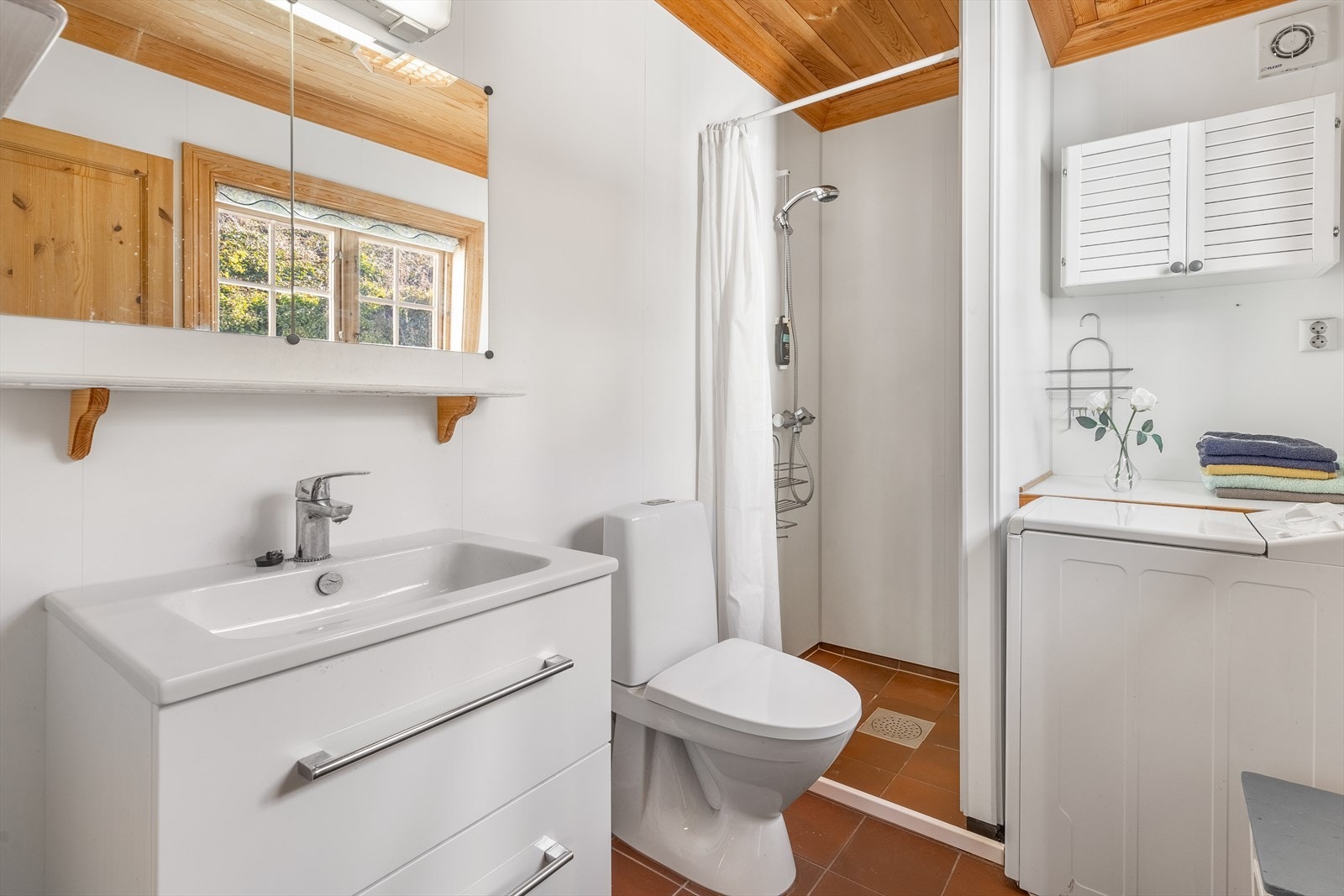 i 2018 ble det skiftet toalett, vask, dusjarmatur og hovedkran på badet. Galleribilde