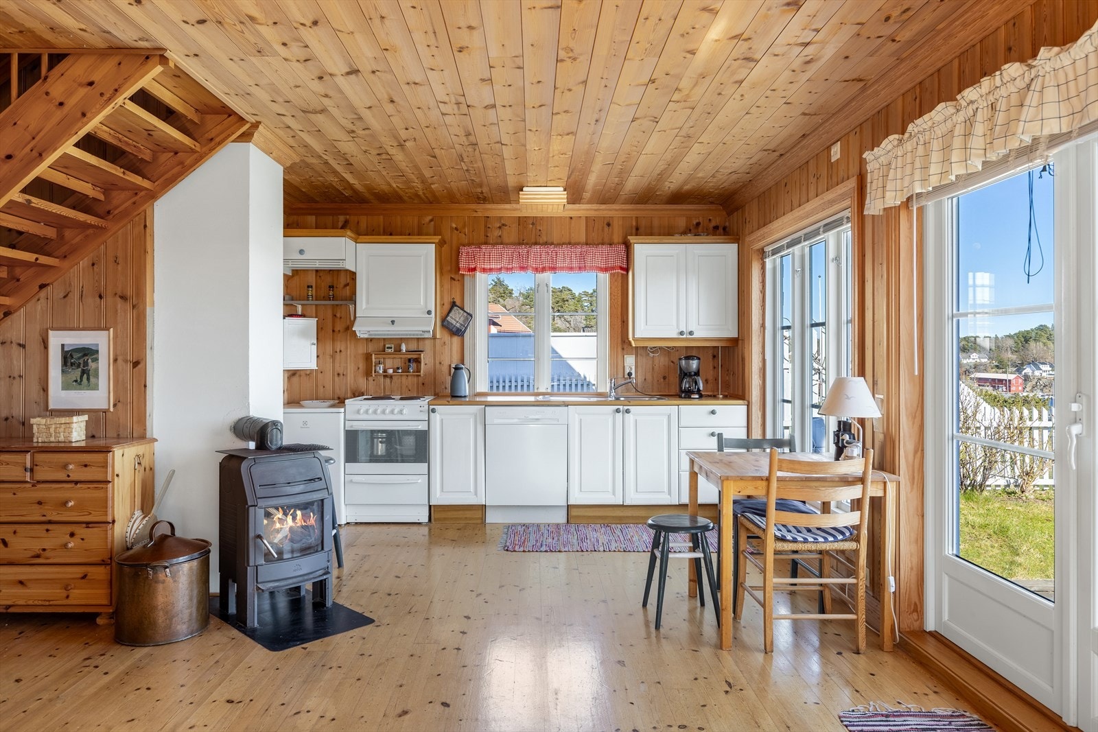 Kjøkken i åpen løsning med stuen. Galleribilde