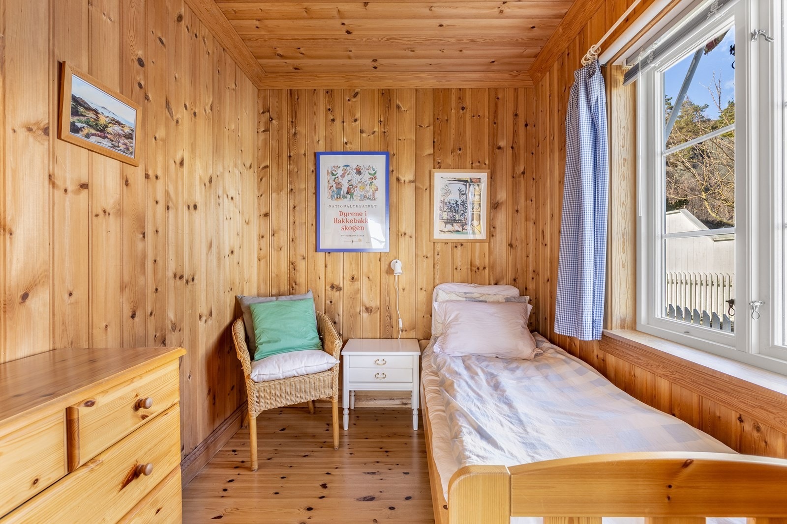 Soverommet i 1. etasje har et stort og pent vindu som gir godt med naturlig lys. Galleribilde