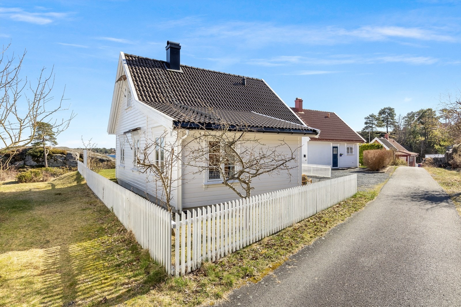 Boligen er avskjermet med stakittgjerde. Galleribilde