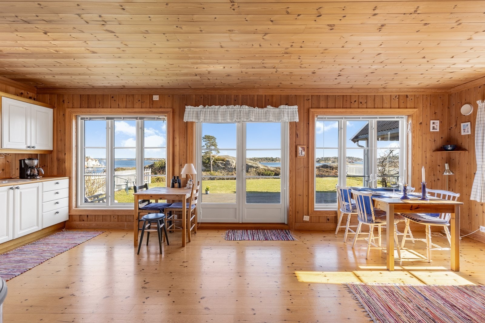 Mange og generøse vindusflater slipper inn rikelig med dagslys og fanger nydelig utsikt. Galleribilde