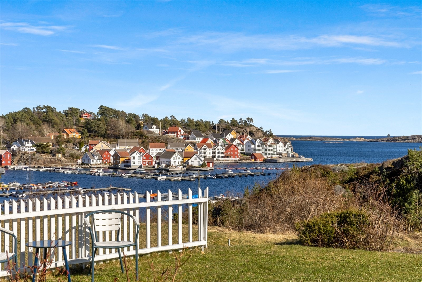 Fra hagen har man et flott blikk utover Gjeving og den vakre skjærgården. Galleribilde