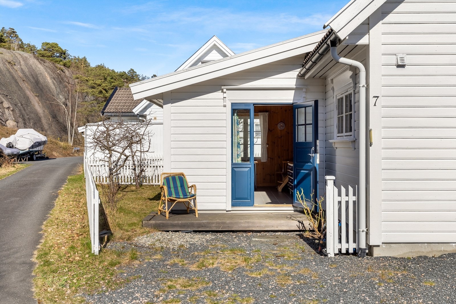 Frontpartiet ved hoveddøren med uttak til vann. Galleribilde