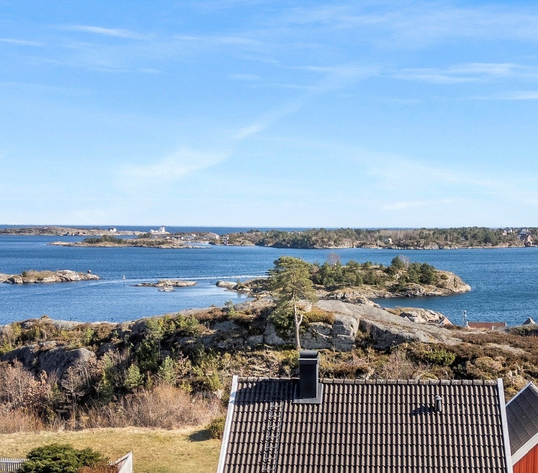 Praktfull utsikt mot Lyngør fyr fra huset og hagen Galleribilde