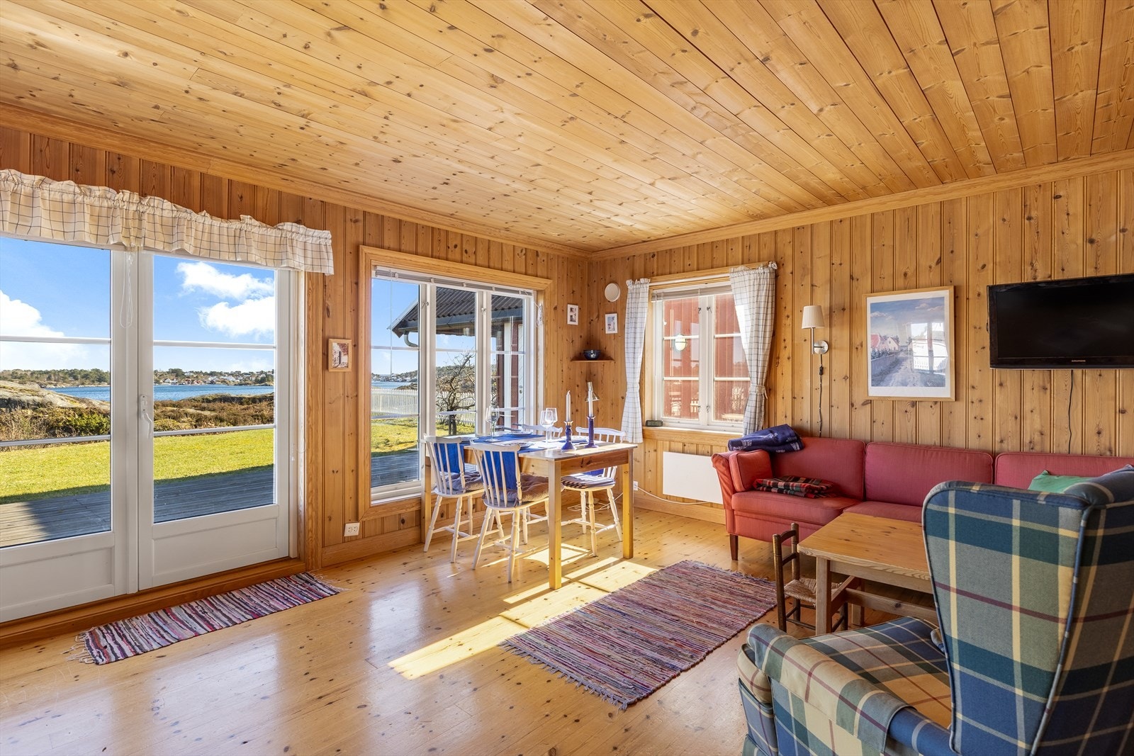 God plass til både spisebord og sofagruppe. Galleribilde