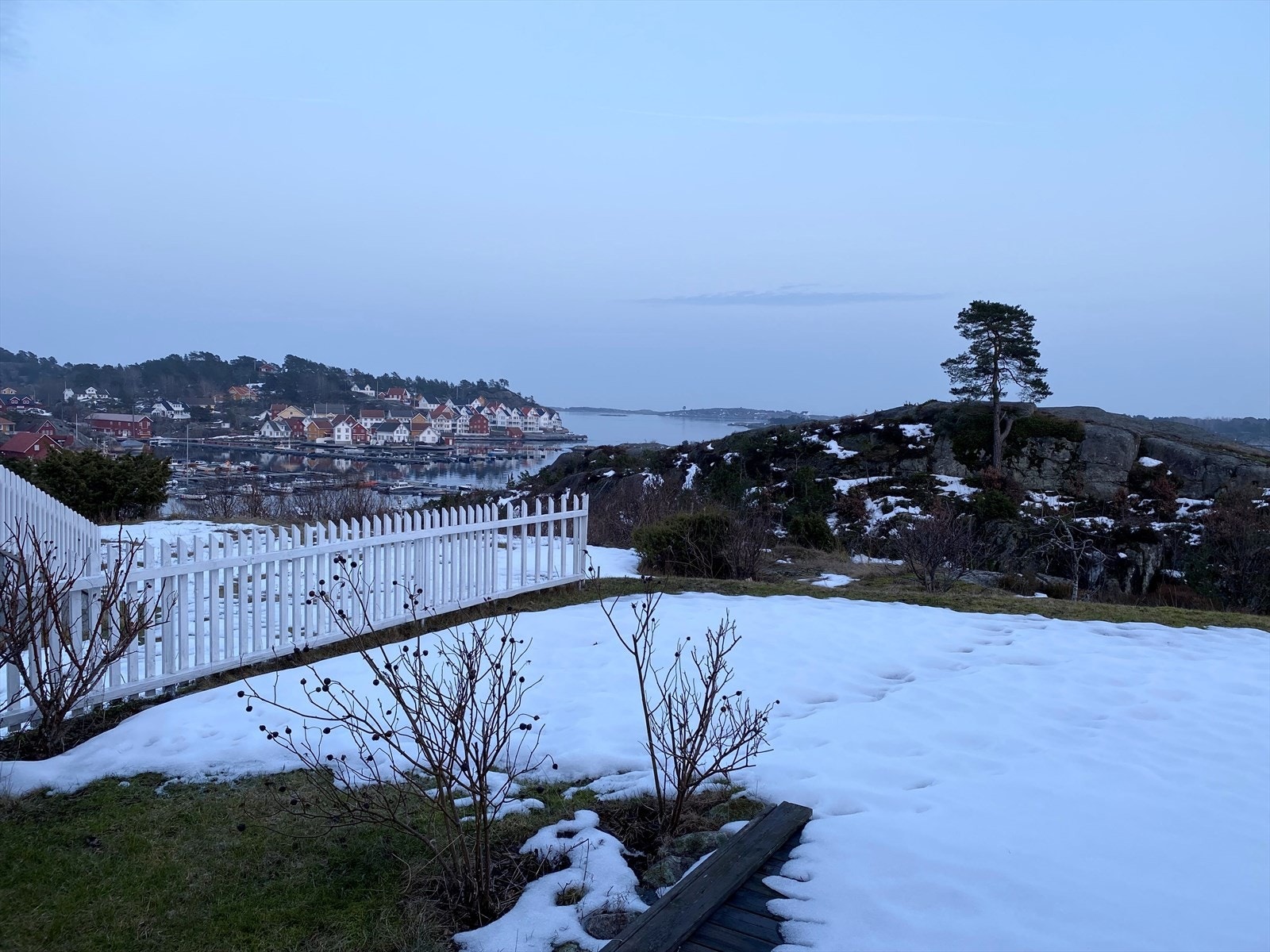 Vinterstemning med utsikt mot bebyggelsen på Gjeving med hotell og marina. Galleribilde