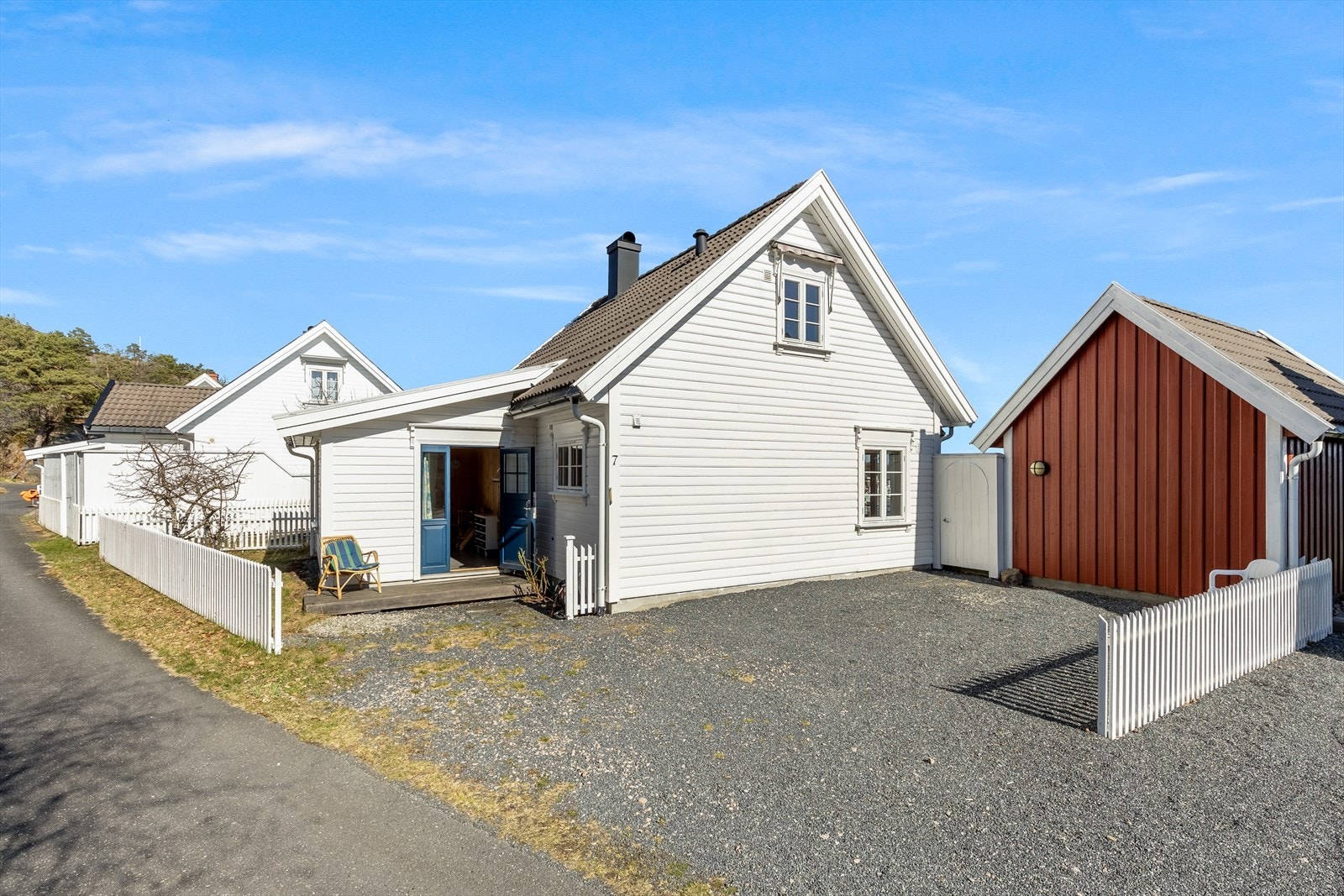 Gode parkeringsmuligheter på tomten. Galleribilde