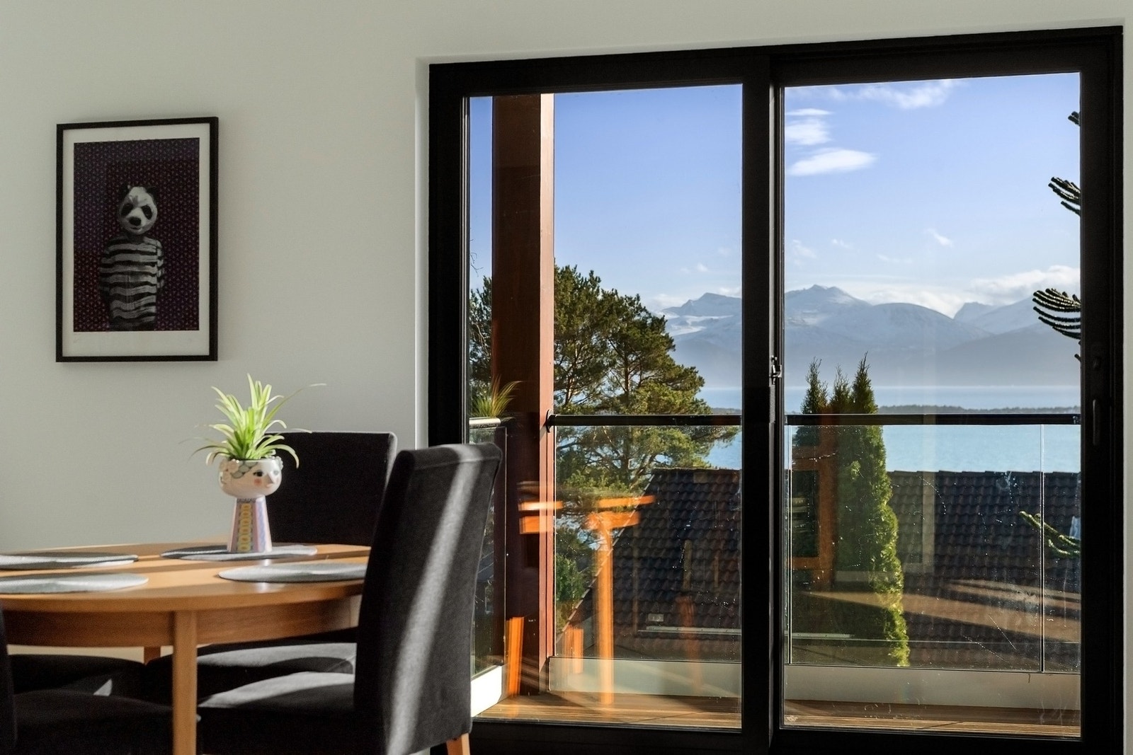 Det er to elektriske screens på det store vinduet i stuen og på verandadøren. Det er også montert tre plisségardiner (én i vestvendt stuevindu og to i det store soverommet). Alt ble levert og montert av Fasade Produkter i 2022. Galleribilde