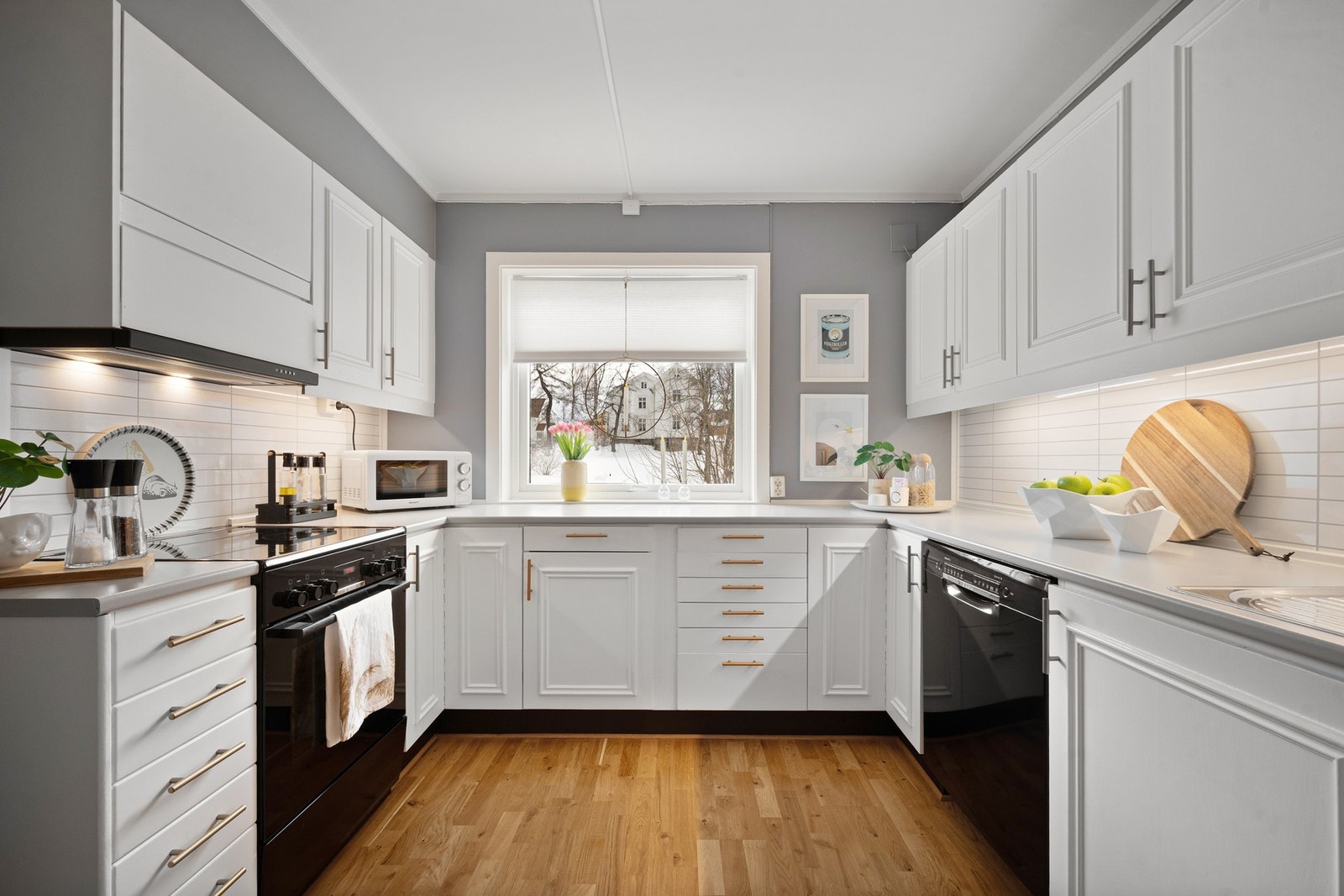 Tidløs innredning med malte, profilerte fronter og laminat benkeplate Galleribilde