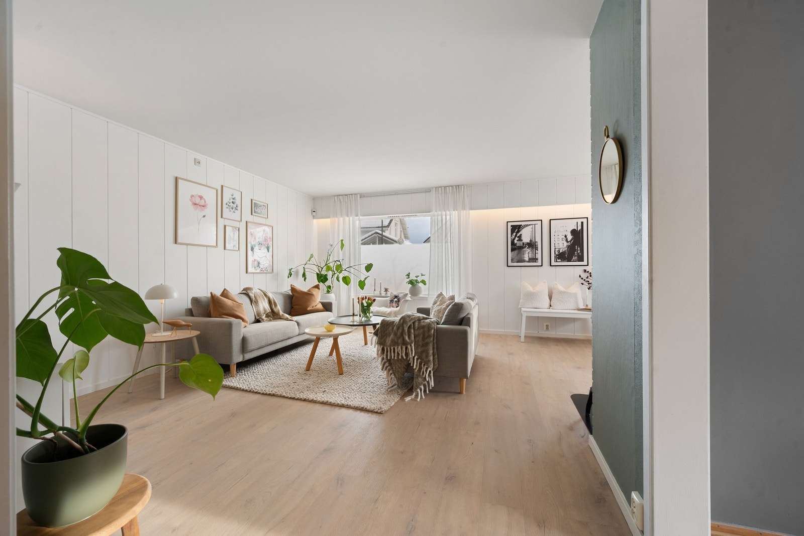 Åpen og luftig stue - her kan du enkelt innrede etter eget ønske Galleribilde