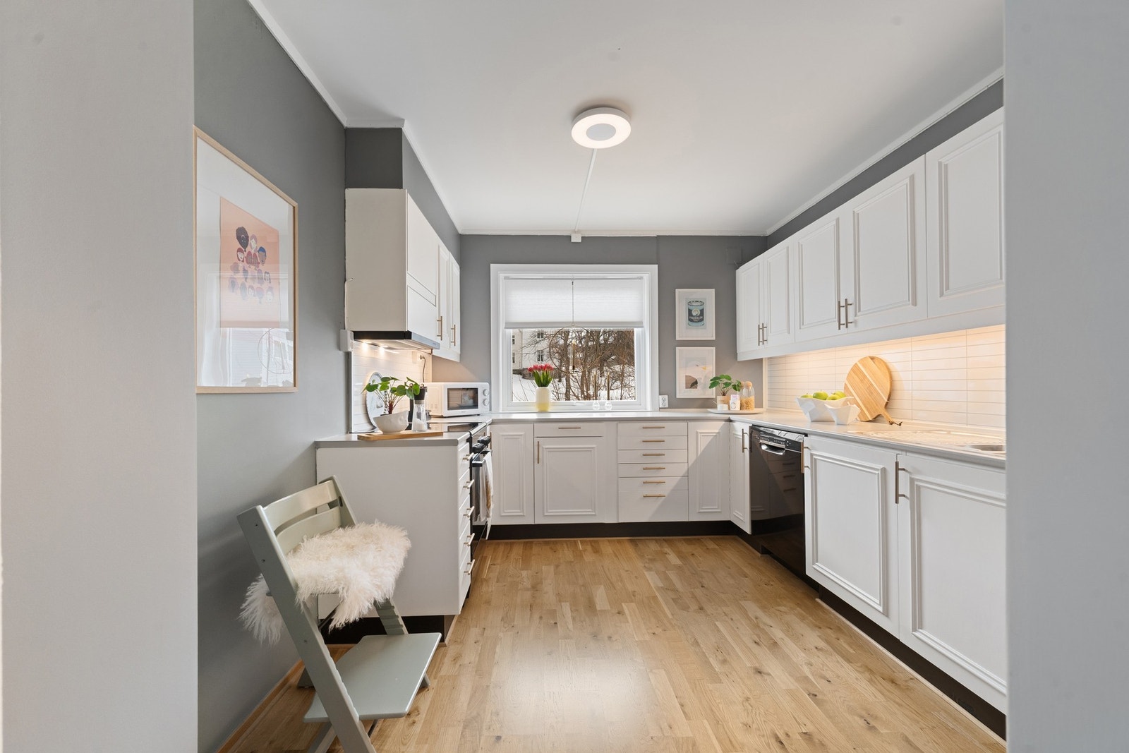 Stort og romslig kjøkken med rikelig oppbevaring- og benkeplass Galleribilde