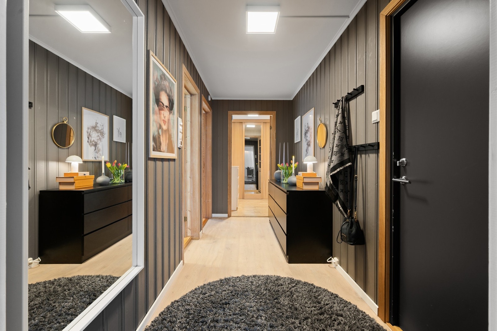 Kommodeløsninger og knagger på vegg gir godt med plass til yttertøyet Galleribilde