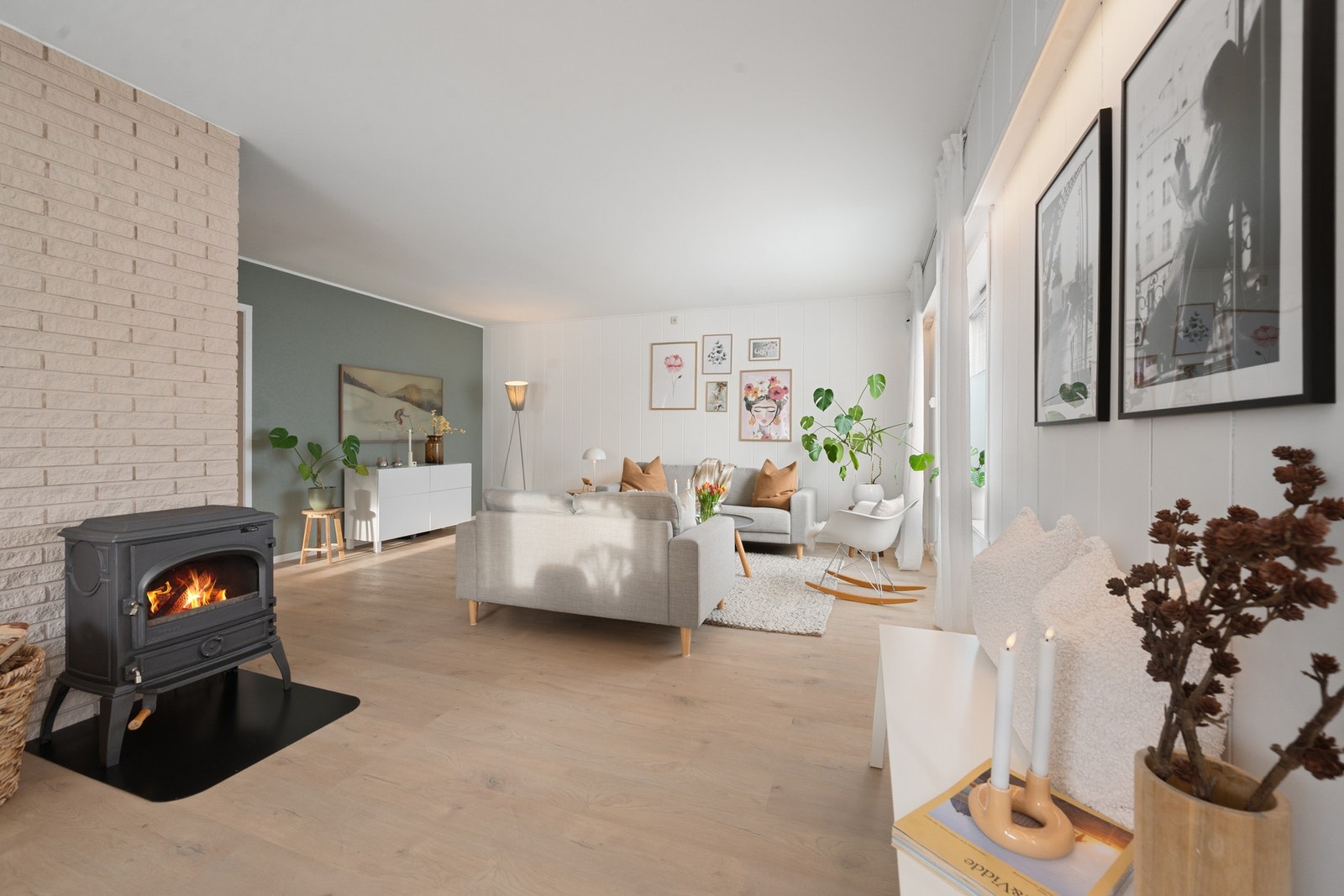 Vedfyringsovn sørger for god oppvarming og ekstra hygge! Galleribilde