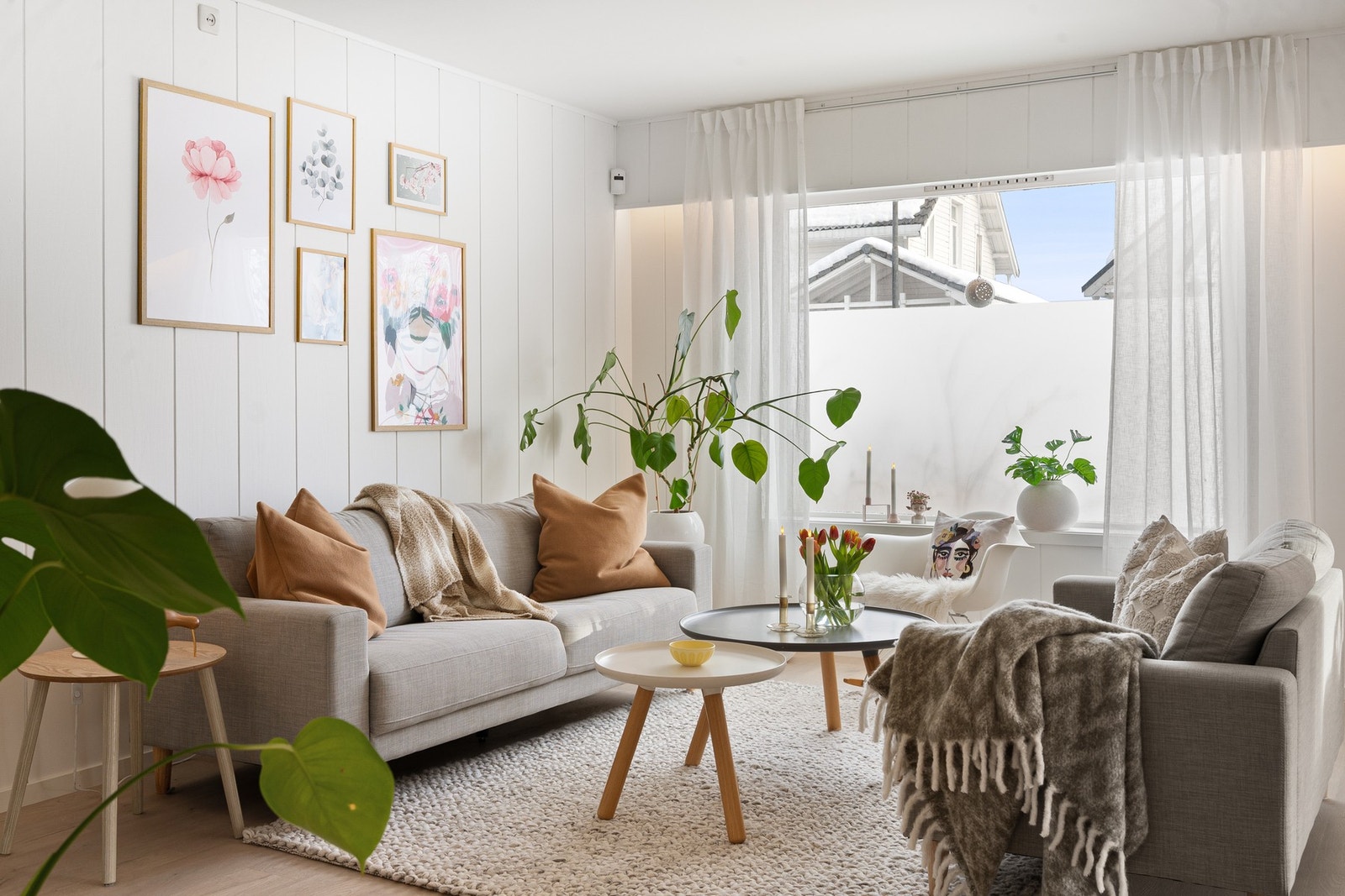 Stuevinduene sørger for innslipp av dagslys som sammen med de lyse overflatene skaper god atmosfære Galleribilde