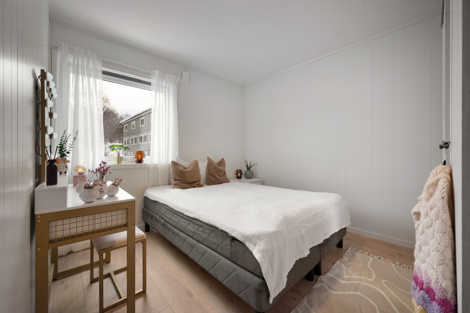 Soverom 1 - god størrelse med plass til dobbeltseng, tilhørende nattbord og ønsket møblement Galleribilde