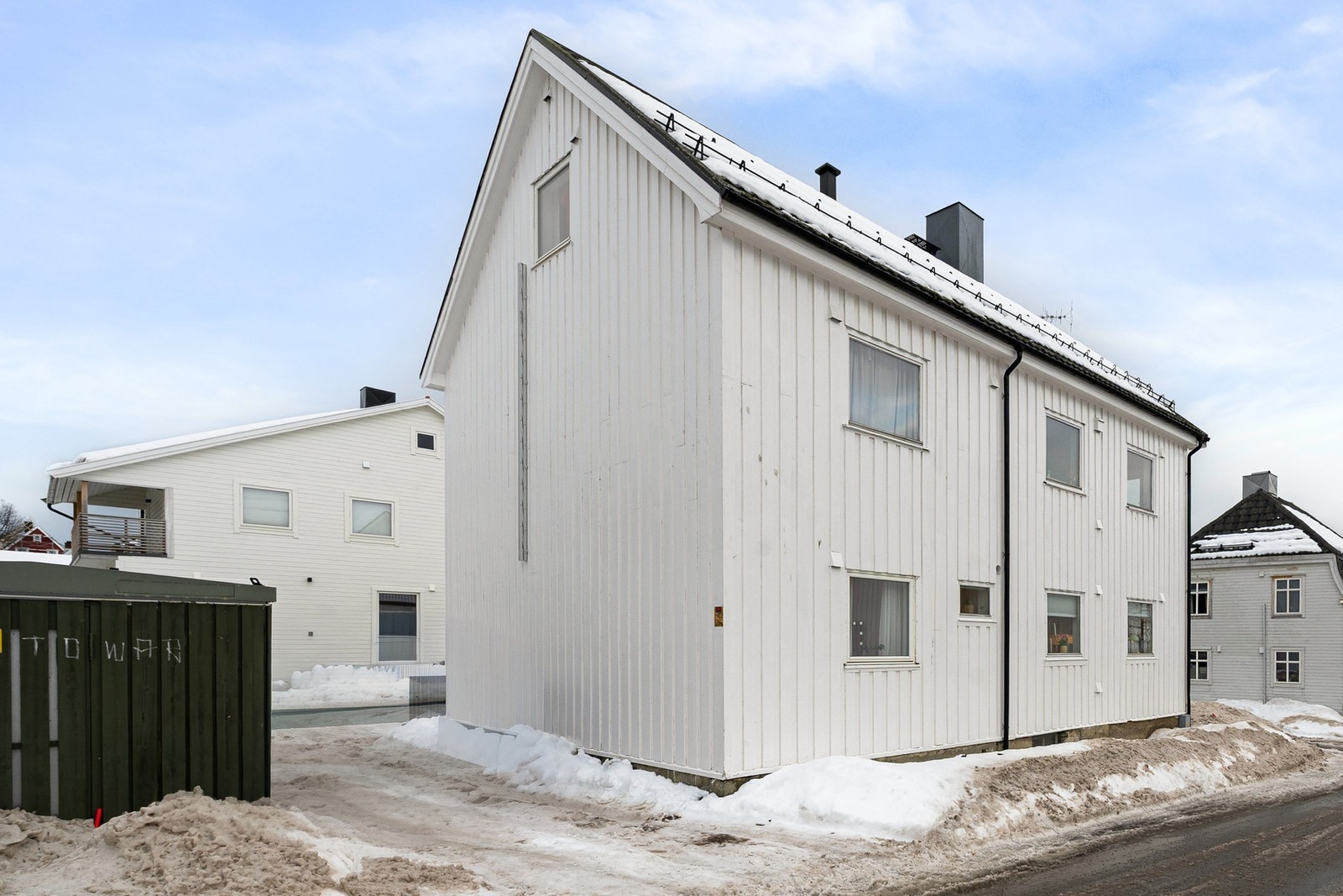 Innkjørsel og parkering på sameiets tomt Galleribilde