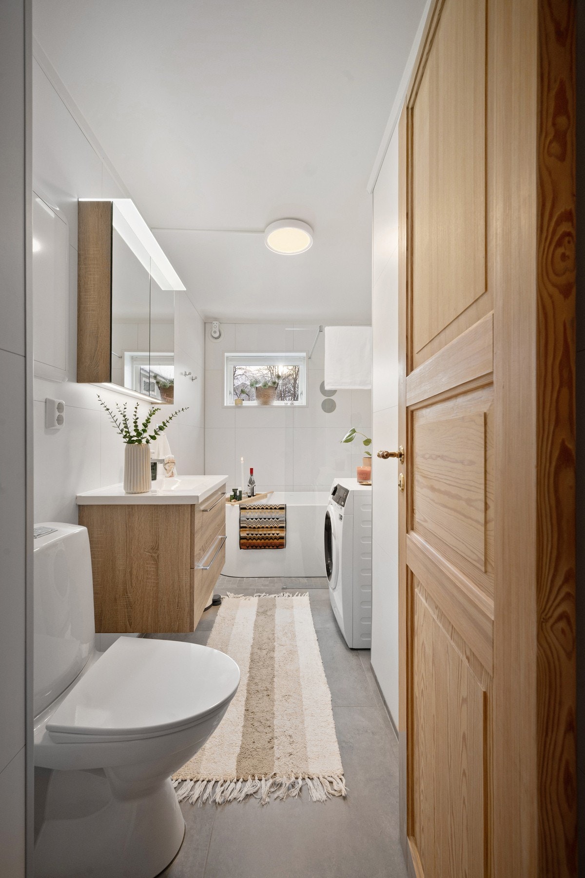 Badet ble oppgradert i 2021 i delikat utførelse, og har flislagt gulv med varme Galleribilde