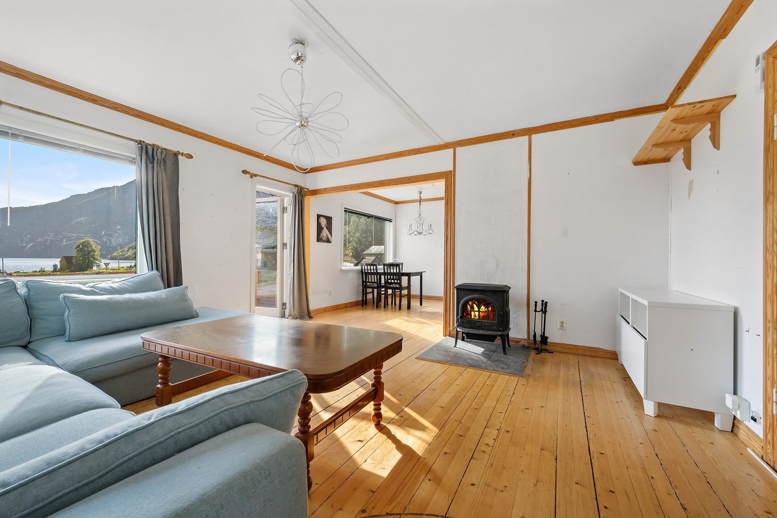 Romslig og gjennomgående stue med utgang til terrasse. Store vindusflater! Galleribilde