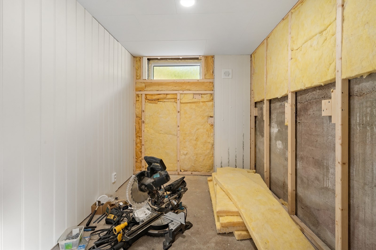 Kjeller består bad/vaskerom, gang og diverse boder. Galleribilde