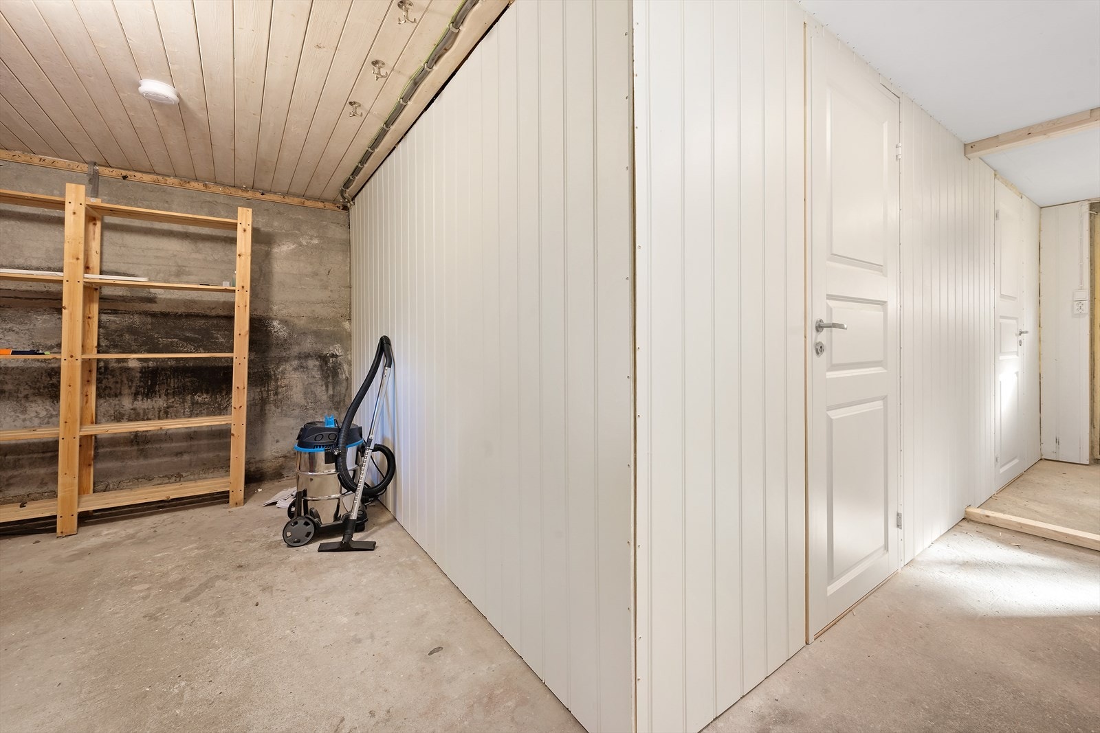 Kjeller består bad/vaskerom, gang og diverse boder. Galleribilde