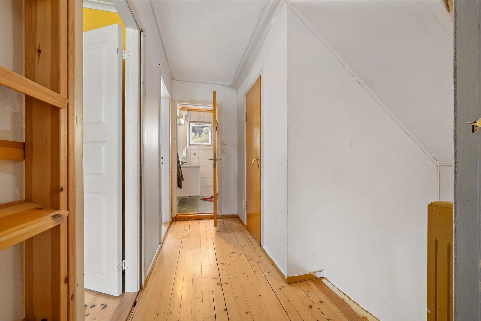 Overetasjen inneholder 3 soverom, bad, bod og gang. Galleribilde