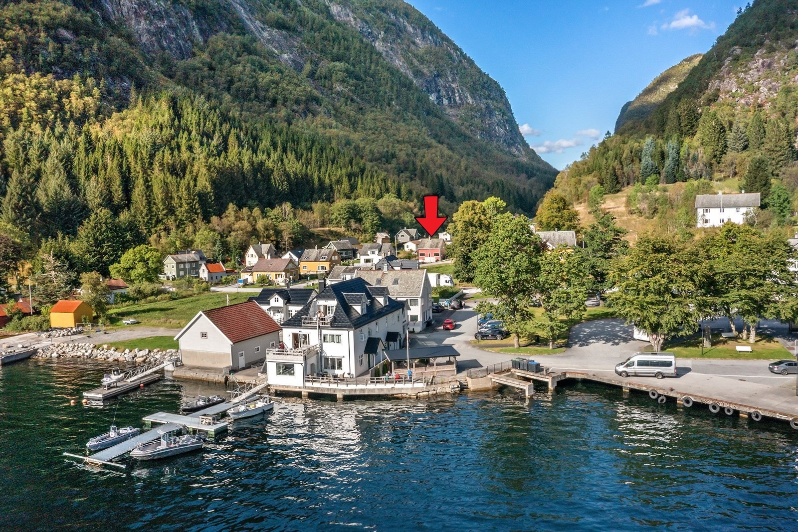 Sentrumsnær beliggenhet med kort avstand til bussholdeplass, kafe, dagligvarebutikk og barnehage. Galleribilde