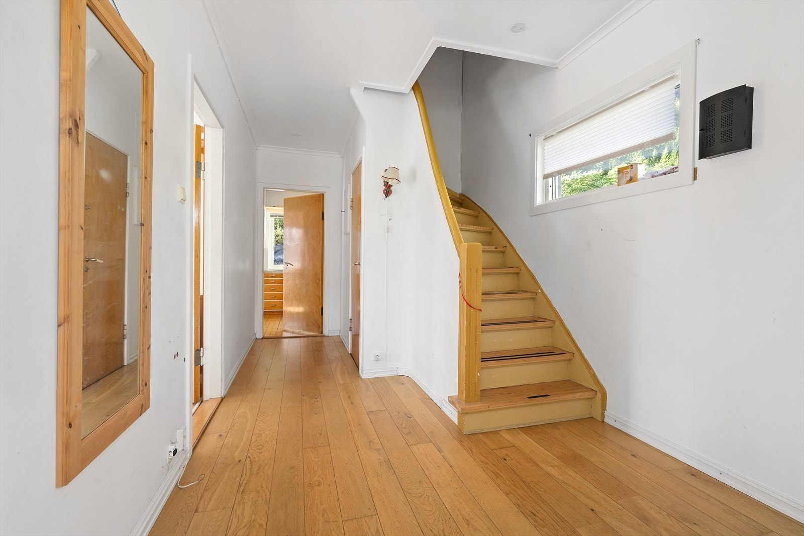 Hall med trapp til overetasje. Galleribilde