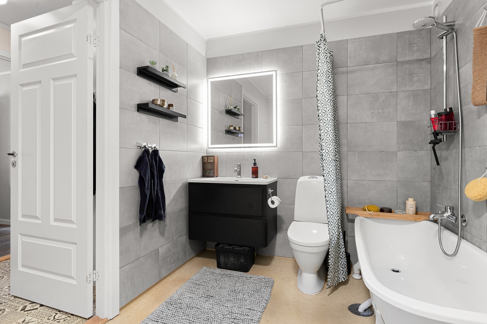 Flislagt bad, noe modernisert Galleribilde