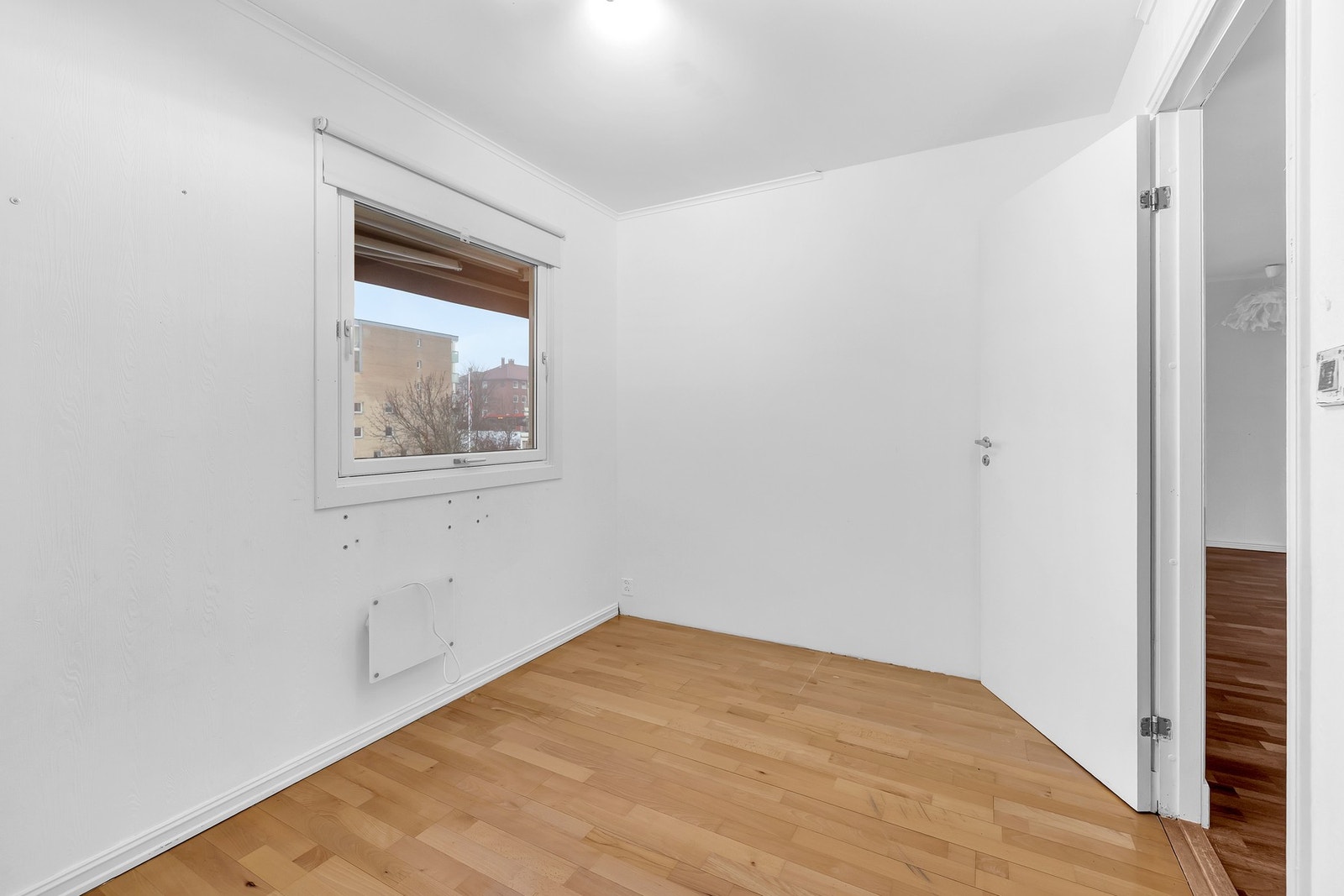 Rommet har et stor vindu som slipper inn godt med naturlig lys. Galleribilde