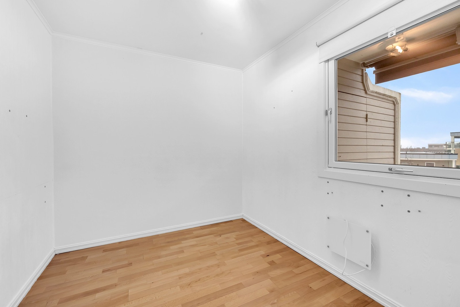 Soverom med god plass til dobbeltseng, nattbord og skap. Galleribilde