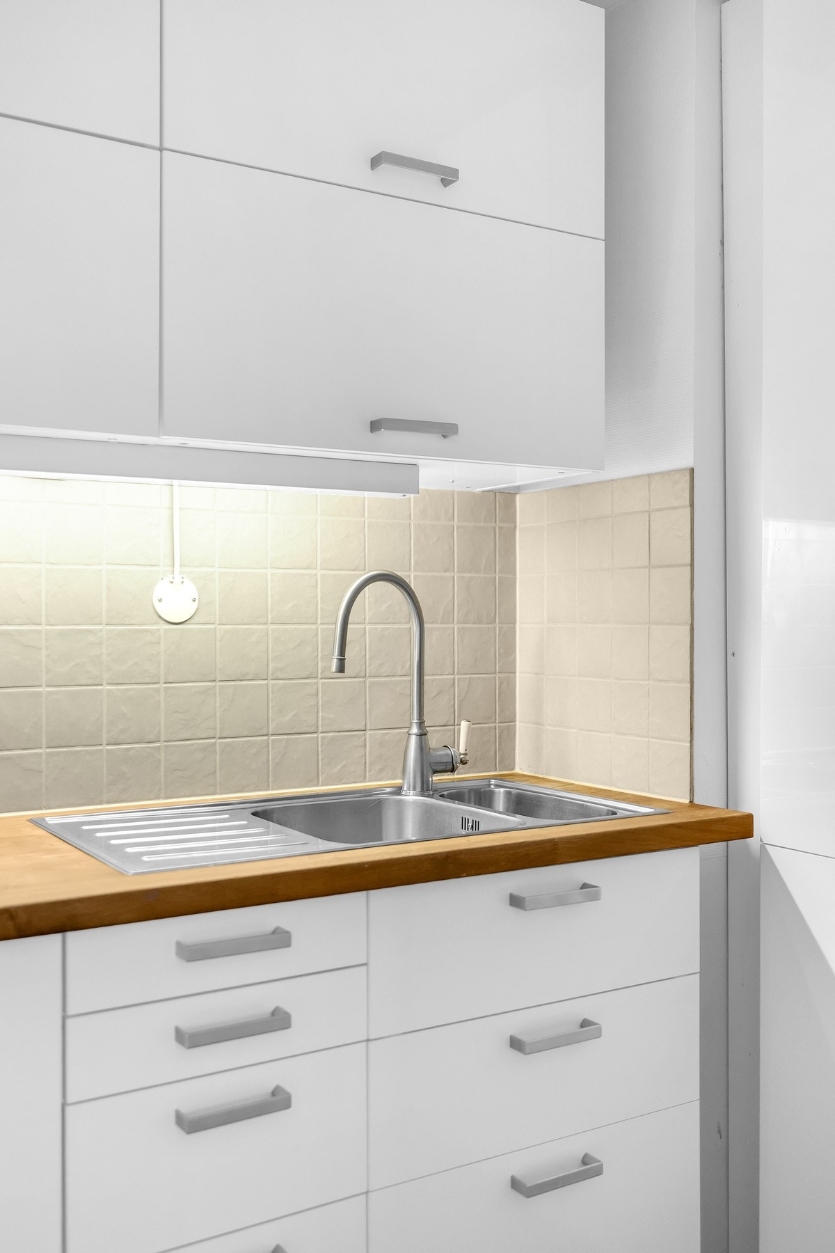 Kjøkken fra 2014 som har godt med skap- og benkeplass. Galleribilde