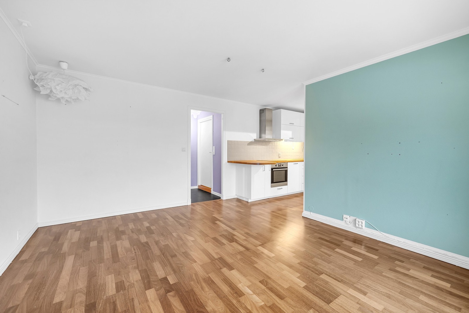 Stuen er av god størrelse og det er god plass til sofa med tilhørende møblement. Galleribilde