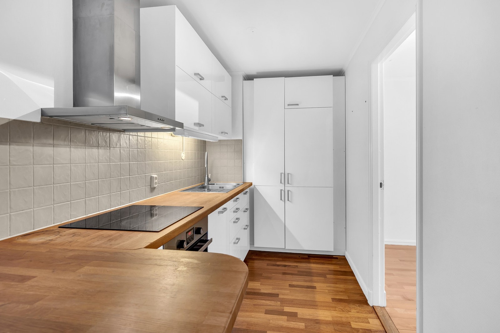 Kjøkkenet er delvis i åpen løsning mot stuen. Galleribilde