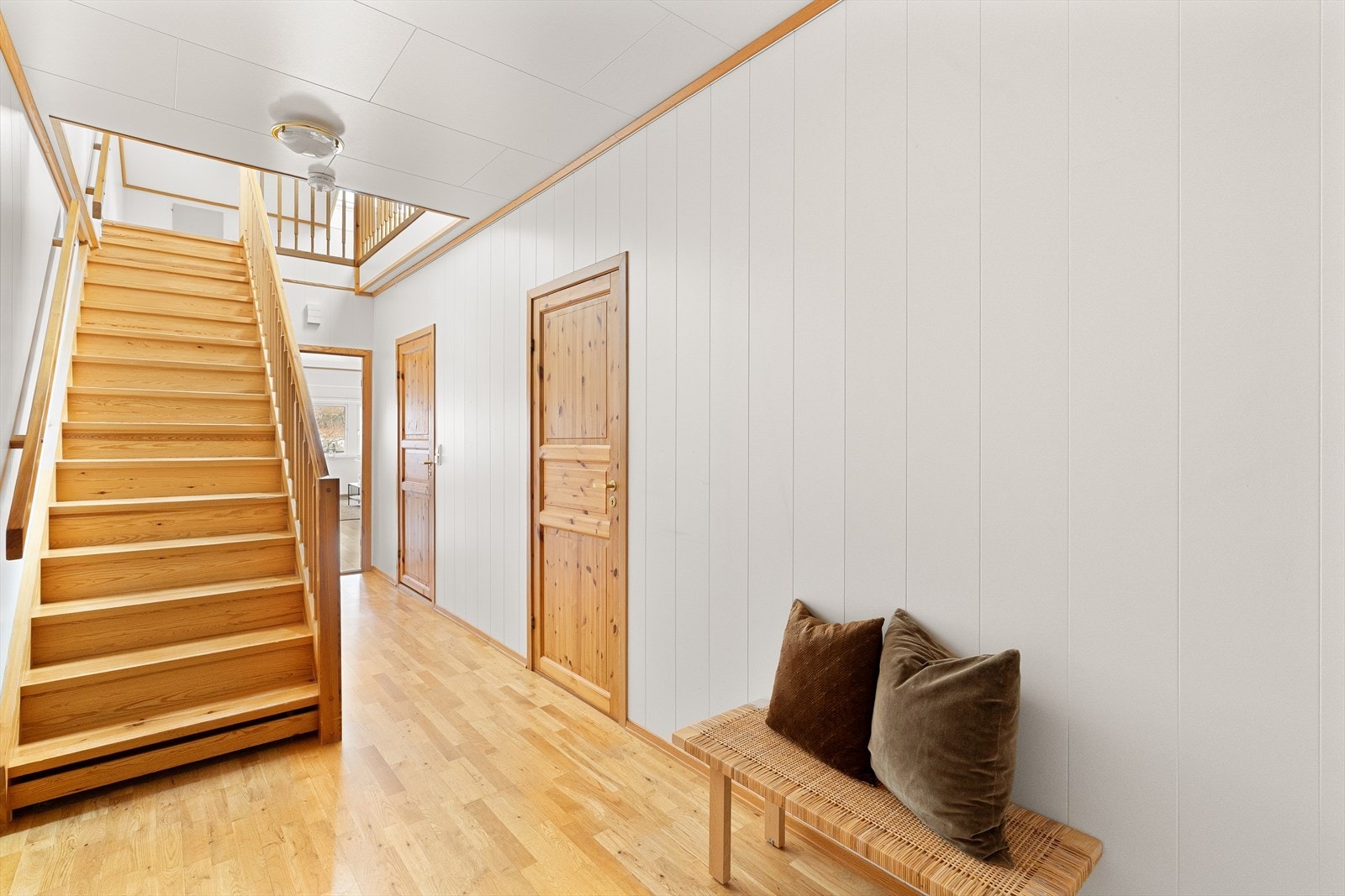 Leiligheten har en gjennomgående lys standard som gir en innbydende og trivelig atmosfære. Galleribilde