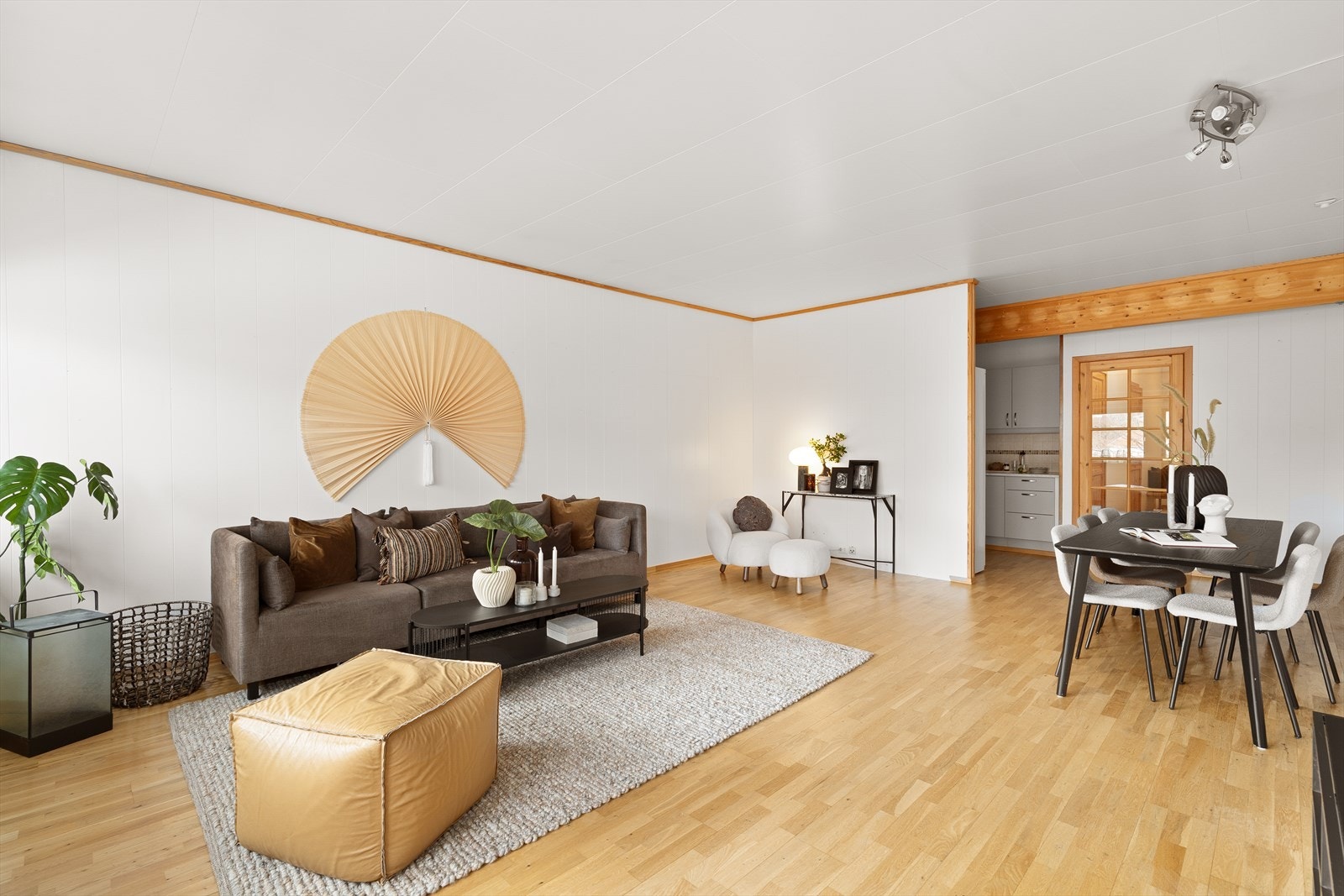 Her er det rikelig plass til både spisegruppe og sofagruppe. Galleribilde