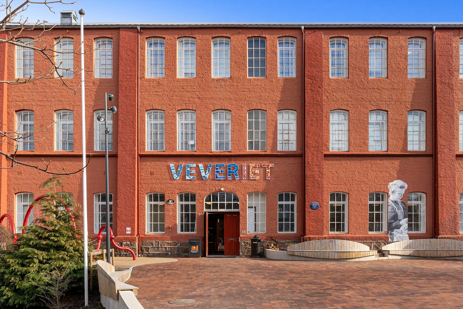 Kun et par minutters gange fra leiligheten til Veveriet. Veveriet er et spennende samlingssted for alle. Galleribilde