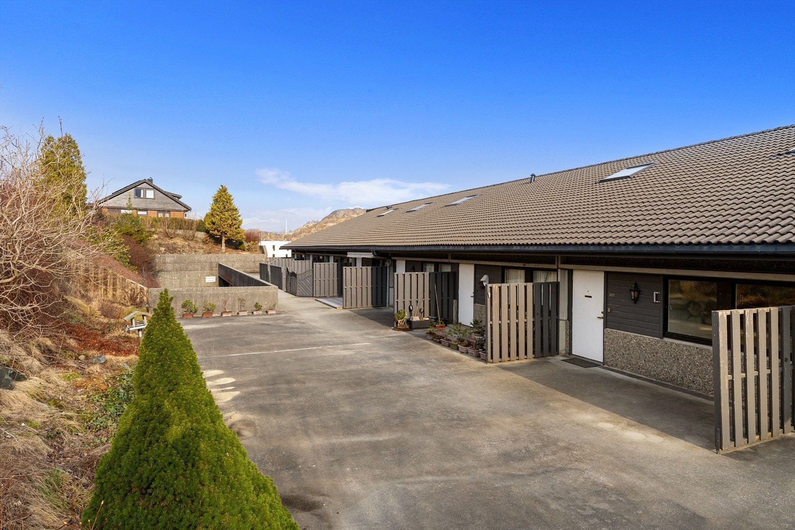 Stor, solrik uteområde ved inngangspartiet. I tillegg har boligen en balkong hvor du kan nyte morgensolen. Galleribilde