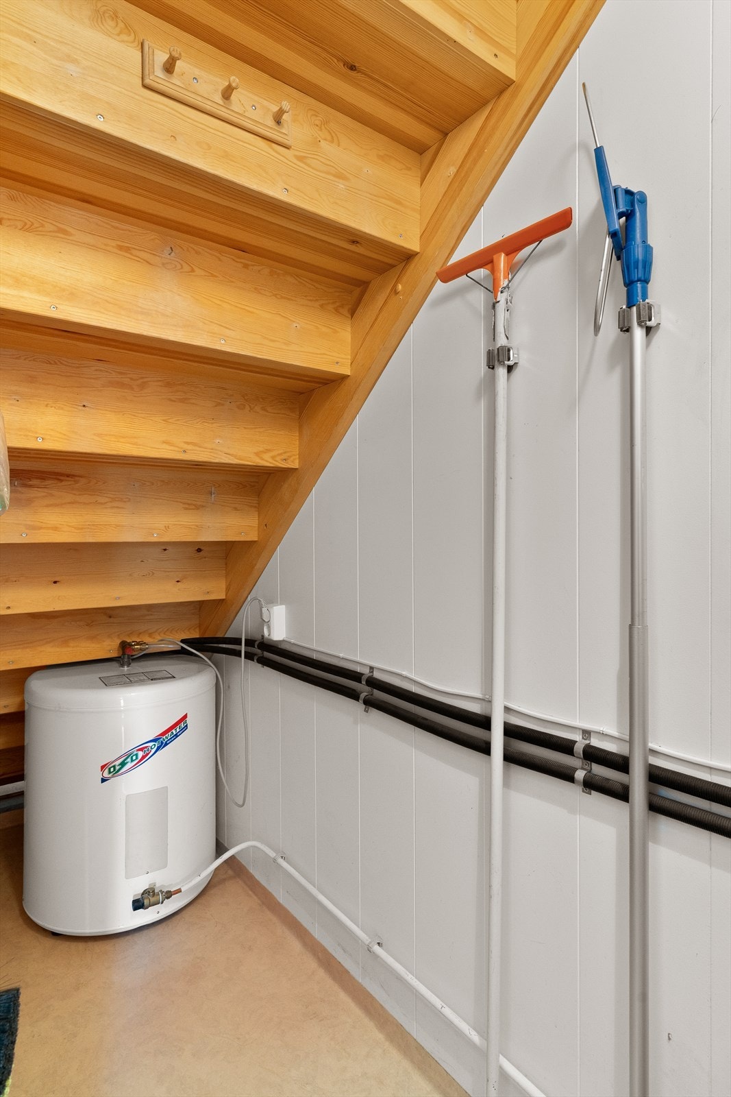 Bod under trapp. Galleribilde