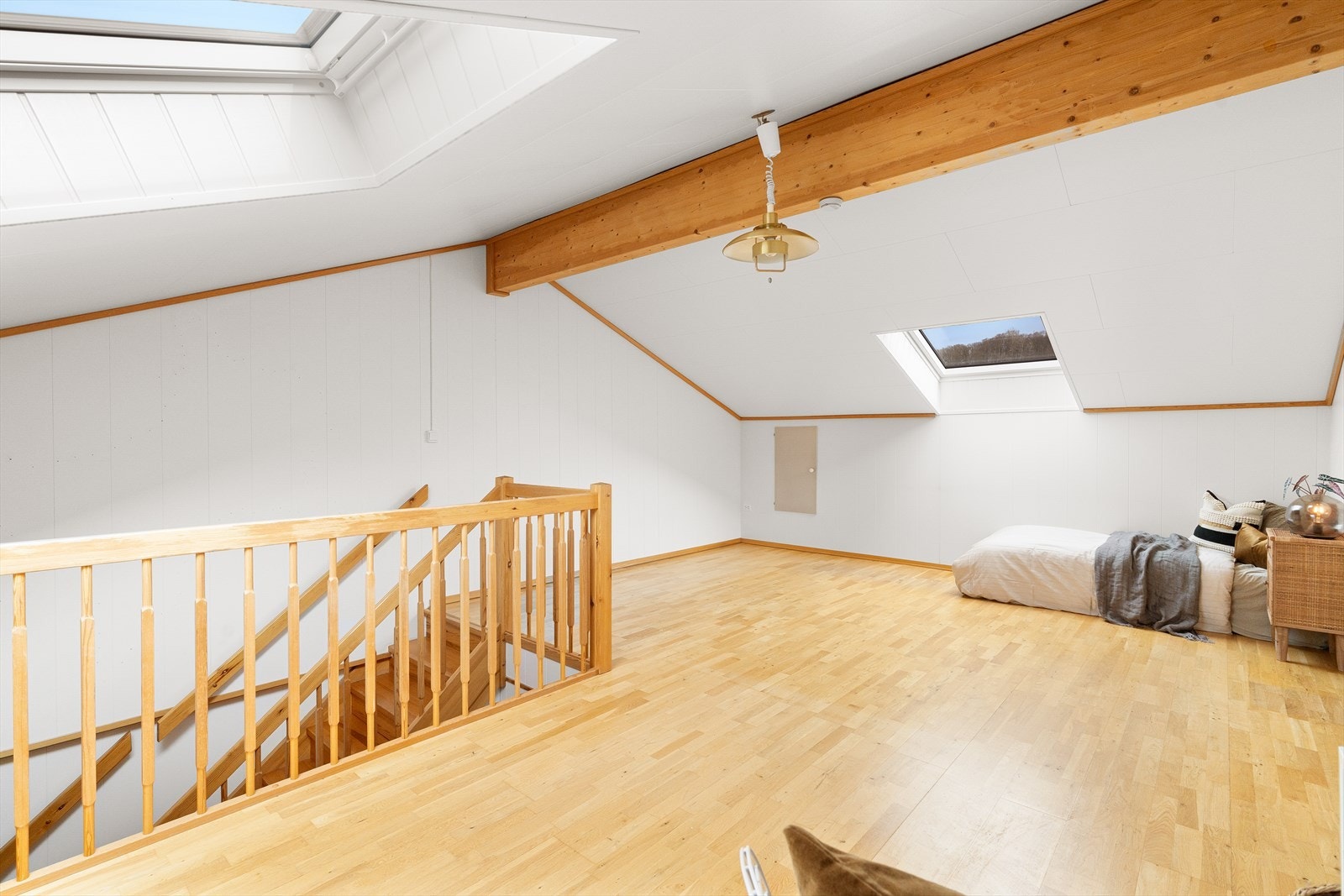 Lys og trivelig loftstue med nye vinduer fra 2026 som sørger for fantastisk lysinnslipp. Galleribilde