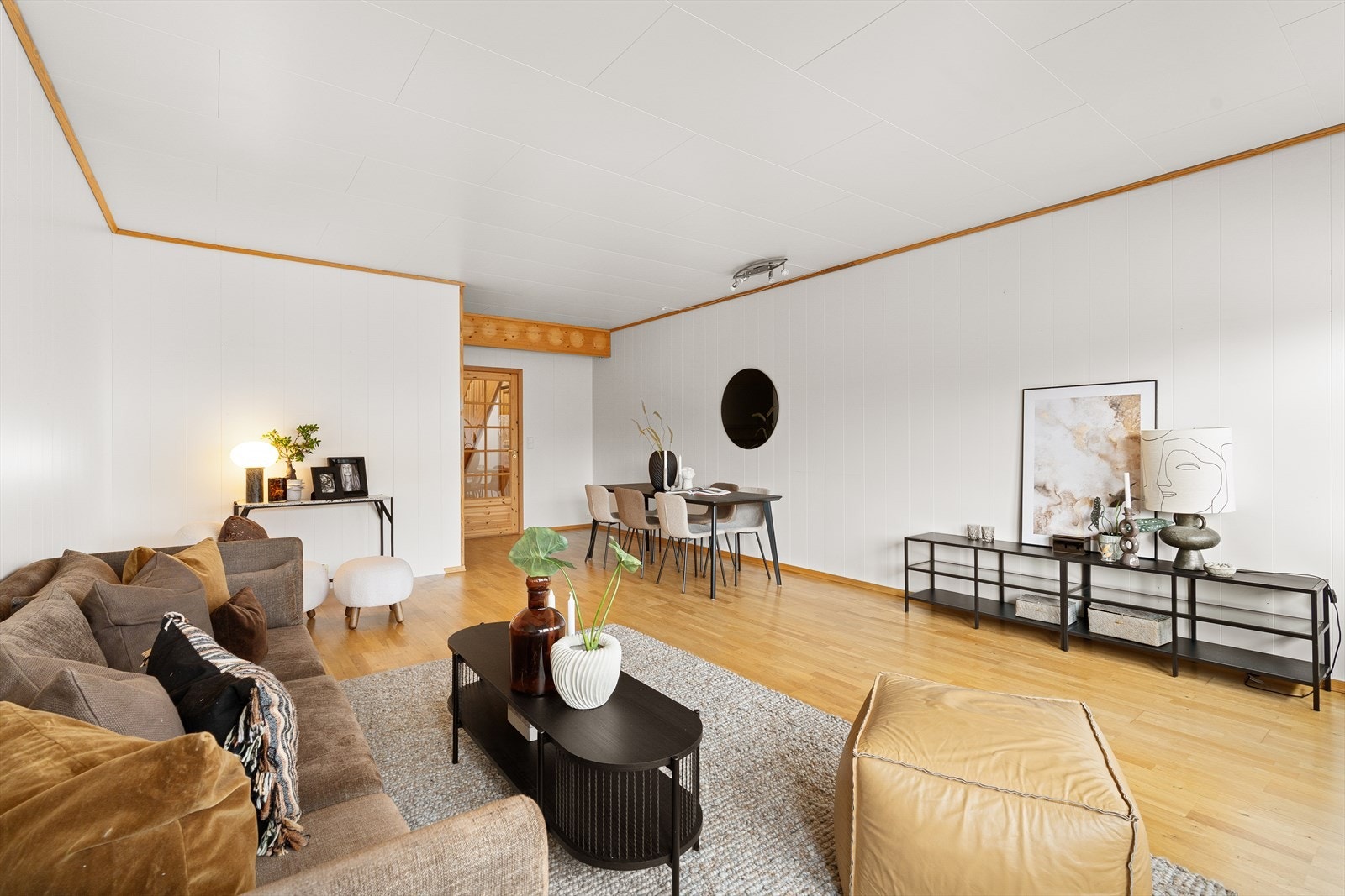 tuen er av god størrelse og utformet for å være boligens samlingspunkt. Galleribilde