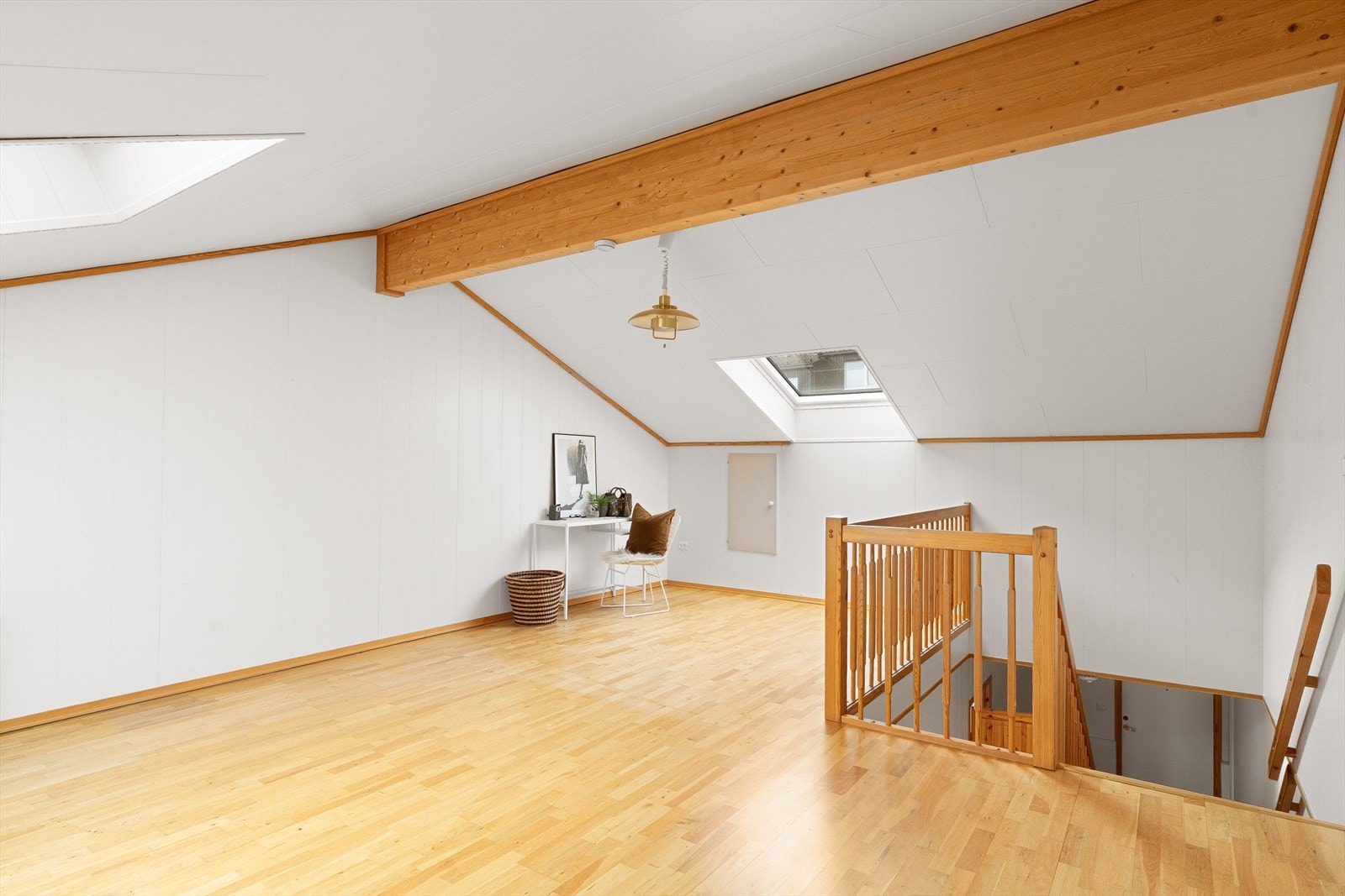Skråtak gir rommet ekstra sjarm, og det egner seg perfekt som TV-stue, kontor eller et rolig sted for avslapning. Et fleksibelt og koselig rom med mange muligheter! Galleribilde