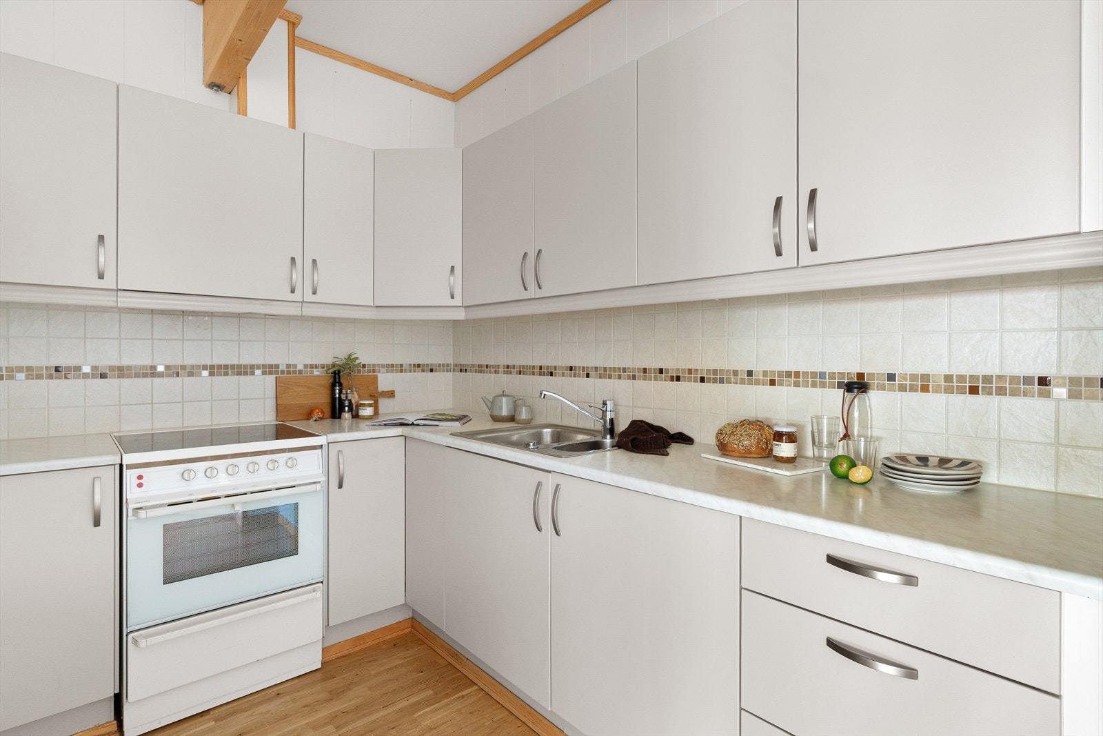 Gode oppbevaringsmuligheter i skap og skuffer. Galleribilde