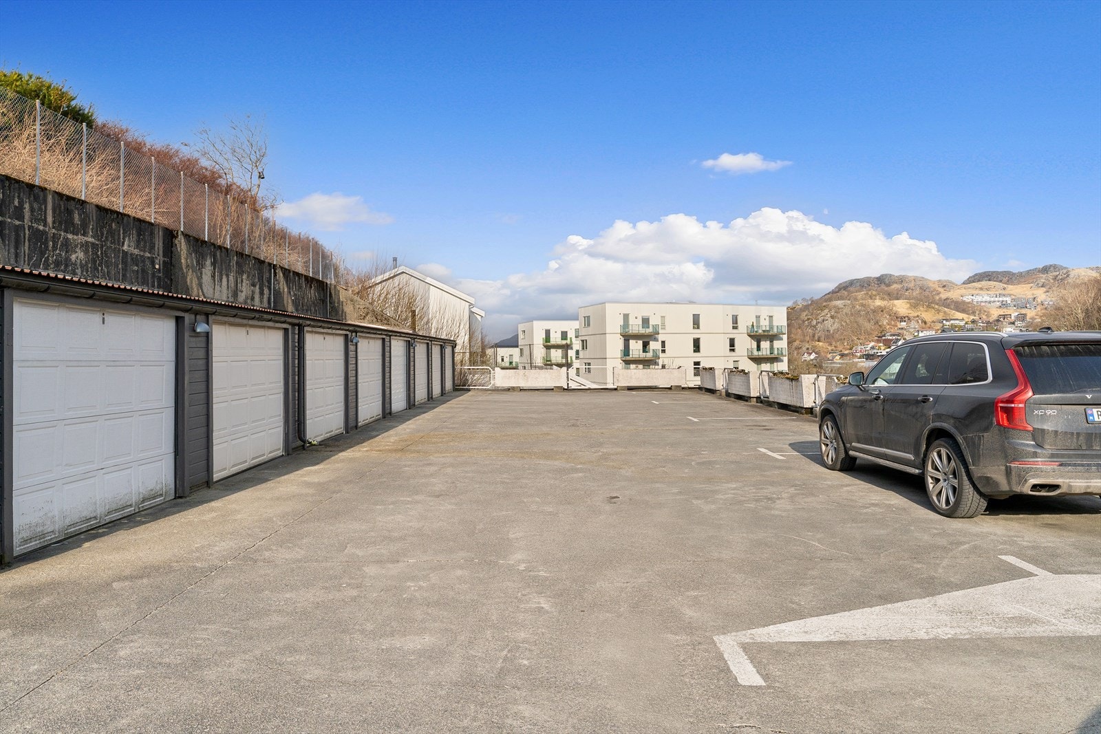 Denne leiligheten har 1 fast parkeringsplass i garasje. Galleribilde