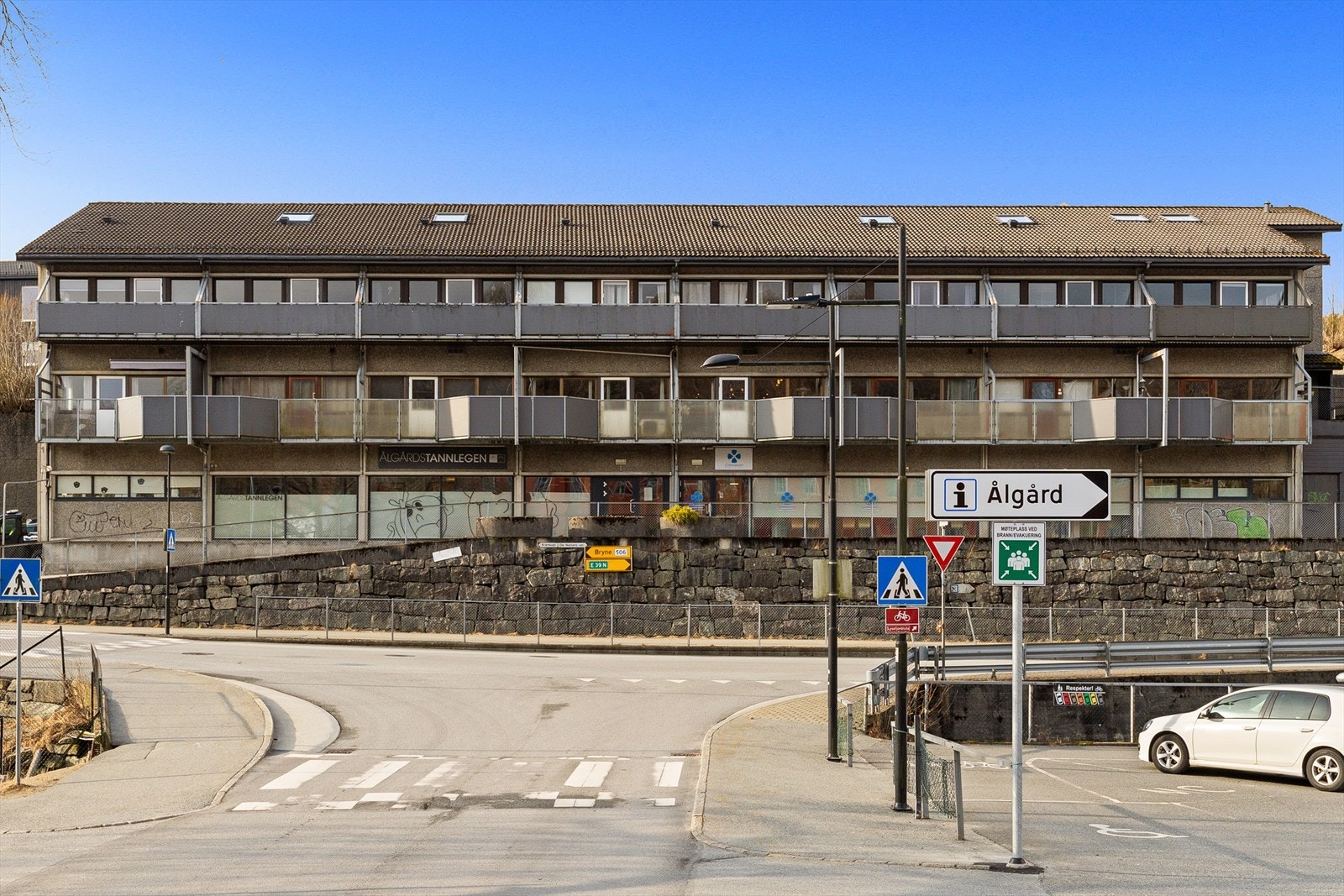 Leiligheten ligger fint plassert med utsikt mot Ålgård sentrum og kort vei til alle fasiliteter. Her ligger man midt i Ålgård sentrum med kort avstand til skole, fine turområder rett utenfor og badeplassen Perlå 5 min unna. Galleribilde